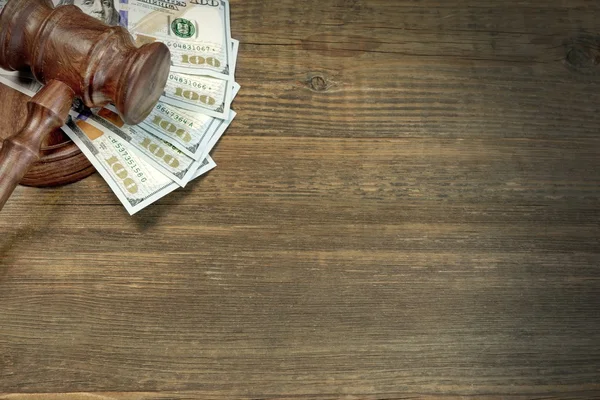 Jueces o subastador martillo y dinero en la mesa de madera — Foto de Stock