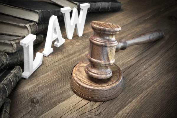 Концепция судебного процесса со знаком закона и судьи молоток — стоковое фото
