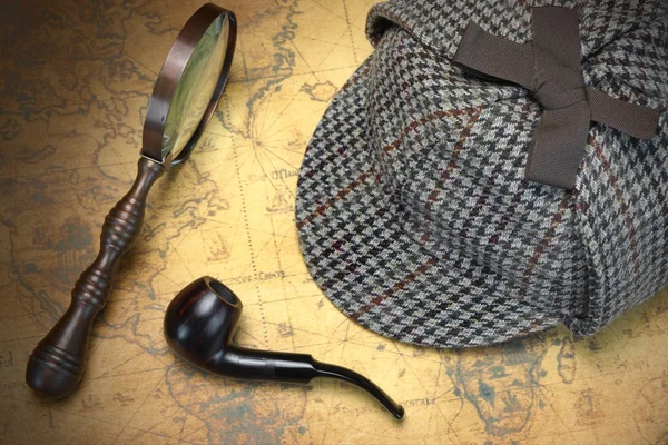 Deerstalker Sherlock Holmes Hat, Magnifier And Smoking Pipe On M — Stockfoto