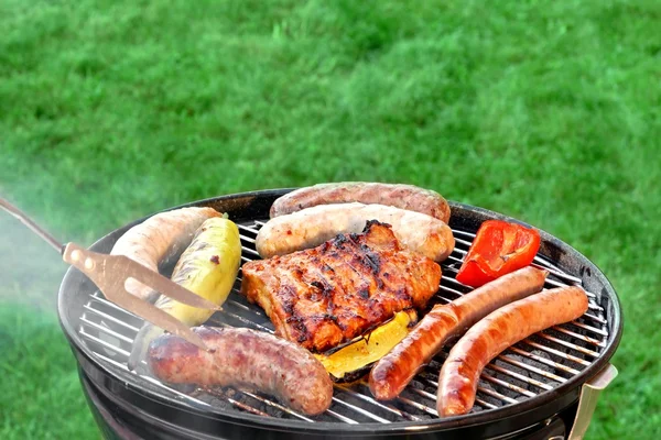 Churrasqueira quente com costelas, Bratwurst e salsichas, close-up — Fotografia de Stock