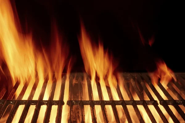 Parrilla de barbacoa vacía con llama aislada sobre fondo negro. Parte superior V — Foto de Stock