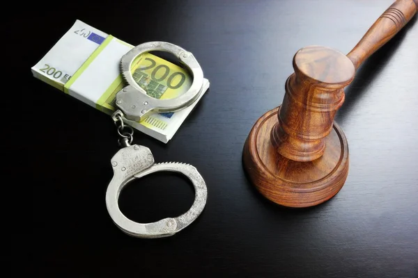 Juízes Gavel, algemas e euro dinheiro na mesa preta — Fotografia de Stock