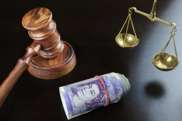 Judges Gavel,  Scale Of Justice And British Cash On Table — Stock Photo, Image