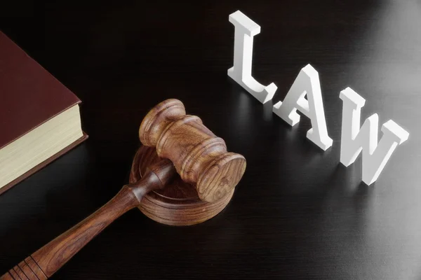 Juízes Gavel, Livro Vermelho e Direito Assine na Mesa Preta — Fotografia de Stock