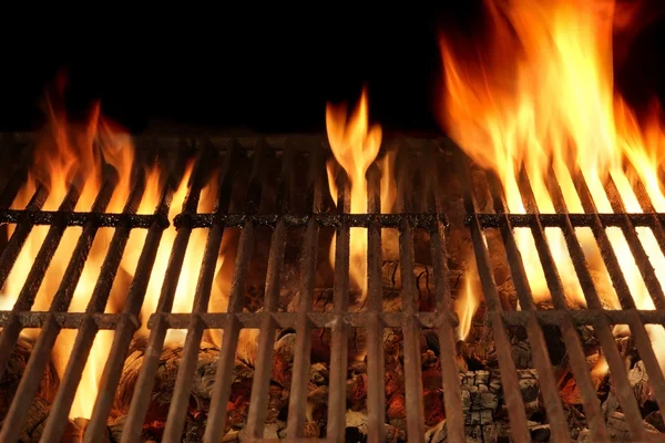 Parrilla de fuego de barbacoa vacía de cerca, aislada sobre fondo negro —  Fotos de Stock