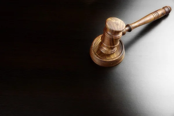 Судді або аукціону горіх молотка на чорний столик — стокове фото
