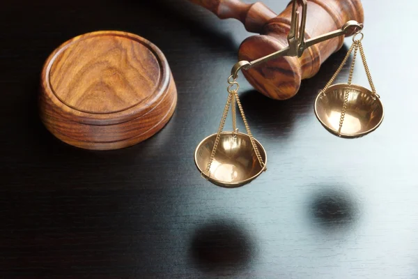 판사 망치 및 검은 테이블 정의의 규모 — 스톡 사진