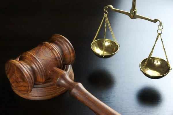 Judges Gavel And Scale Of Justice On The Black Table — Stock Photo, Image