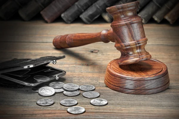 Gavel, bolsa vazia, moedas, e livro velho na tabela de madeira — Fotografia de Stock