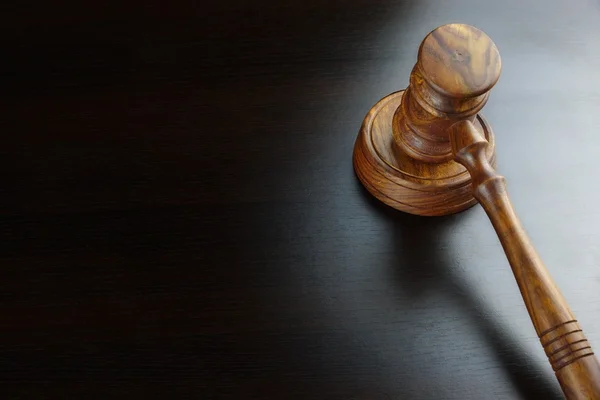 Juízes ou leiloeiros Walnut Gavel na mesa preta — Fotografia de Stock