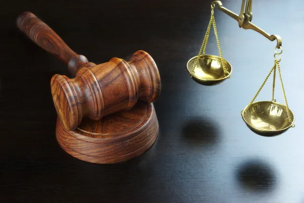 Judges Gavel And Scale Of Justice On The Black Table — Stock Photo, Image