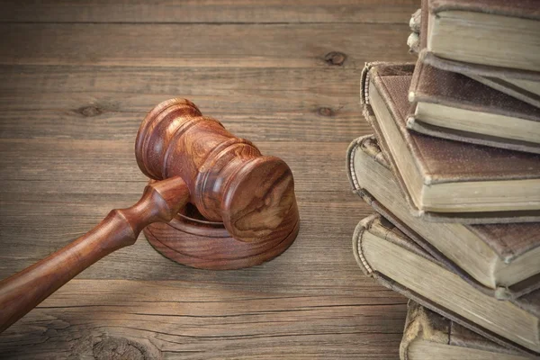 Jueces de madera martillo y libros de leyes antiguas en la mesa de madera — Foto de Stock