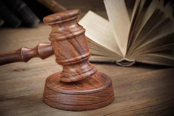 Gavel de Jydges de madera y libros antiguos de la ley en fondo de madera —  Fotos de Stock