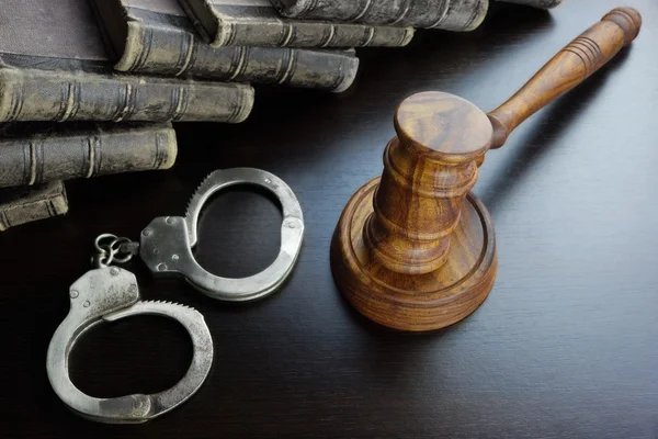 Judges Gavel, Handcuffs And Old Book On The Black Table — Stockfoto