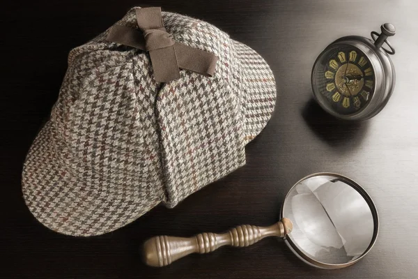 Sherlock Deerstalker Hat,  Vintage Clock And Magnifier On Black — Stok fotoğraf