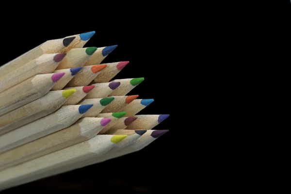 Grand groupe de crayon coloré isolé sur fond noir — Photo