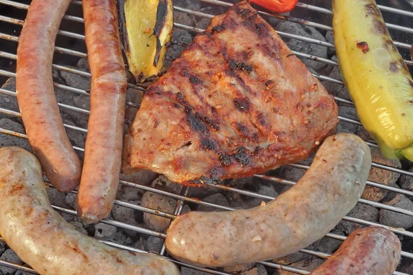 Grill barbecue caldo con costole, Bratwurst e salsicce, Vista dall'alto — Foto Stock