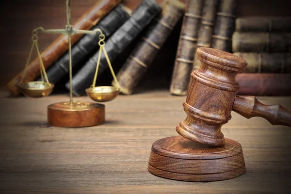 Jydjes Gavel, Legal Code And Scales Of Justice Closeup — Stock Photo, Image