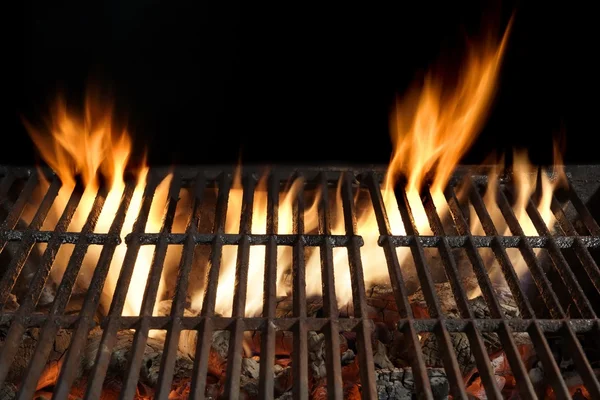 Grillfest-ild på nært hold, isolert på svart bakgrunn – stockfoto