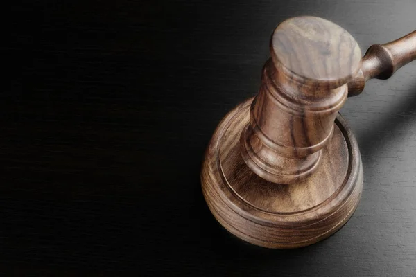 Juízes ou leiloeiros Walnut Gavel na mesa preta — Fotografia de Stock