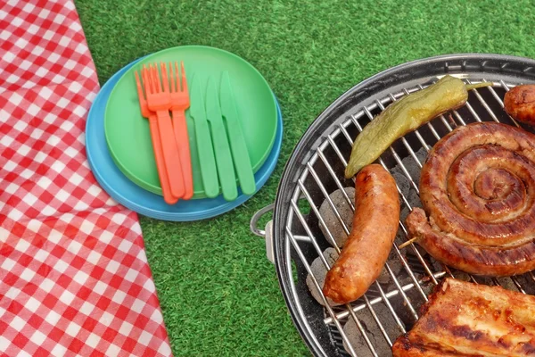 Sommerpicknick oder Grillparty auf dem grünen Rasen — Stockfoto