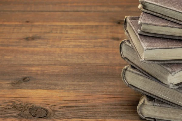 Stapel alter Bücher mit Kopierraum auf Holzgrund — Stockfoto