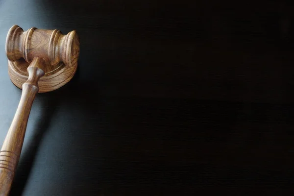 Hakimler veya Auctioneers ceviz tokmak siyah masaya — Stok fotoğraf