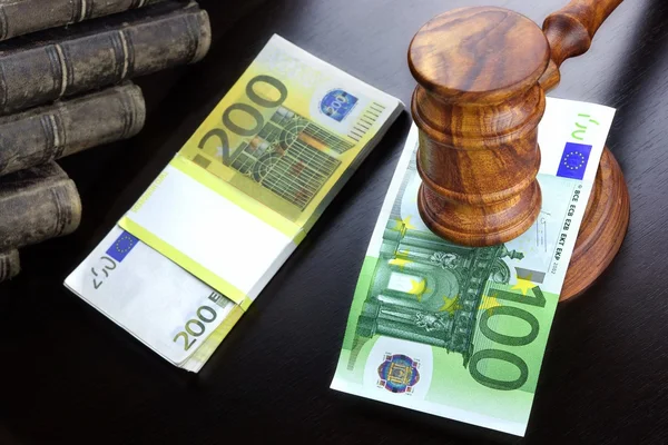 Juízes Gavel e Euro Cash Na Mesa Preta — Fotografia de Stock