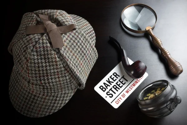 夏洛克猎鹿帽帽子、 时钟、 放大镜和吸烟管 — 图库照片