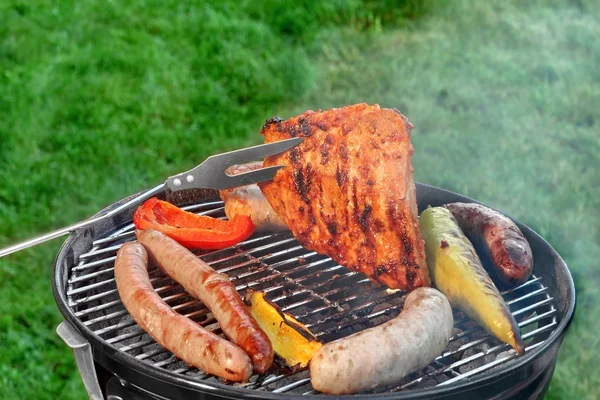 Hot BBQ Grill With Ribs, Bratwurst And Sausages, Close Up — Stock Photo, Image