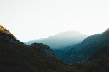 Sabah ışığı Fransız Pirenesi 'ndeki Portalet Vadisi' ne giriyor.