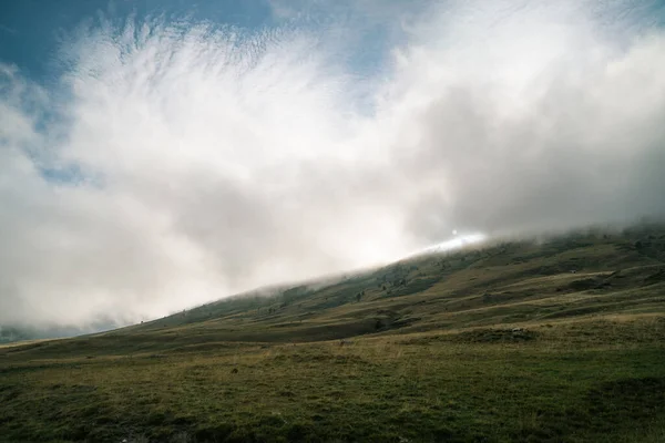 Зеленый Травяной Холм Горах Пиренеев — стоковое фото