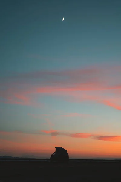 Silueta Una Pequeña Caravana Contra Cielo Colorido Debajo Luna Creciente — Foto de Stock