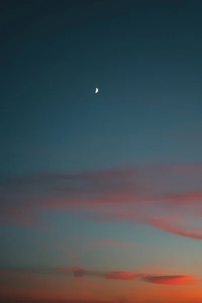 Lua Crescente Após Pôr Sol Belo Céu — Fotografia de Stock