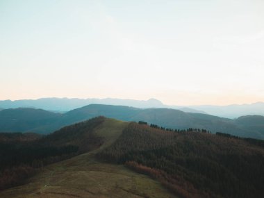 Adarra dağının tepesinden Bask tepelerinin manzarası