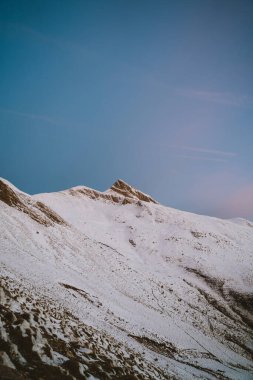 Karlı tepeler ve Pireneler 'deki Orhi Dağı' nın zirvesi gün doğumuyla aydınlandı.
