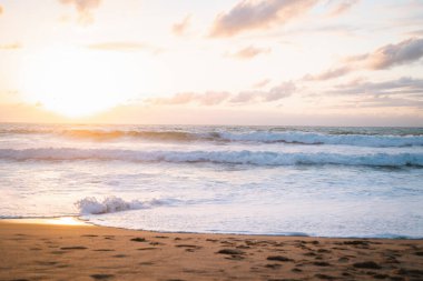 Biarritz 'de ıssız bir kumsalda gün batımı