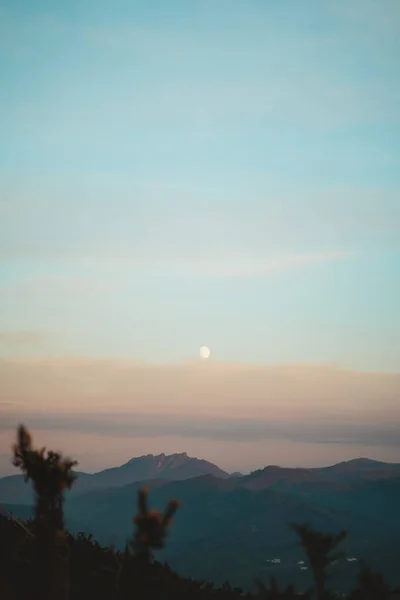 Bask ülkesinin dağlarında ay doğuyor.