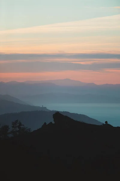 Capas Montaña Siluetas Durante Suave Apacible Atardecer Costa Vasca — Foto de Stock