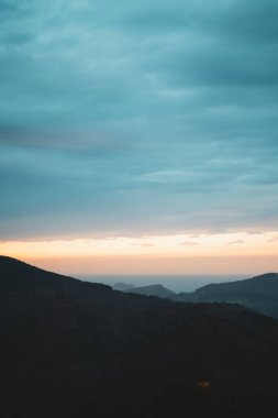 Bulutlu bir günde Bask Bölgesi sahilinde gün batımı