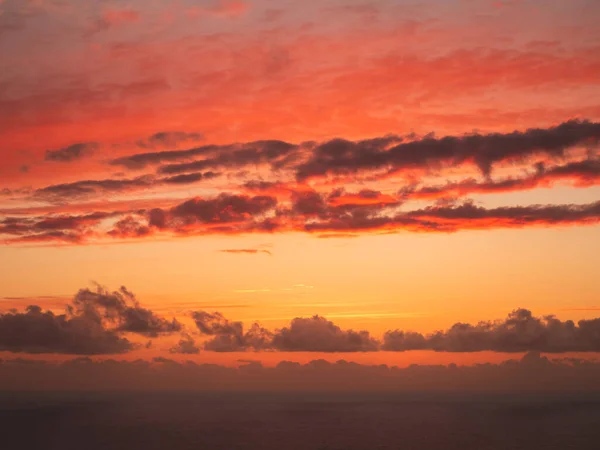 Intense Nuvole Arancioni Ardenti Sul Mare Durante Tranquillo Tramonto Nell — Foto Stock