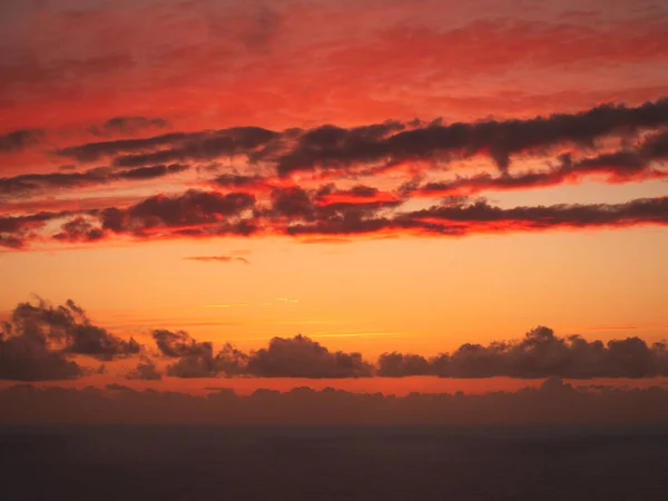 Intense Nuvole Arancioni Ardenti Sul Mare Durante Tranquillo Tramonto Nell — Foto Stock