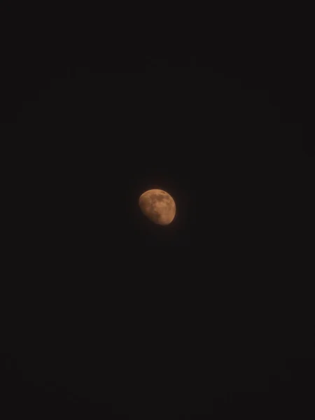 Orangefarbene Mondsichel Schwarzen Himmel — Stockfoto