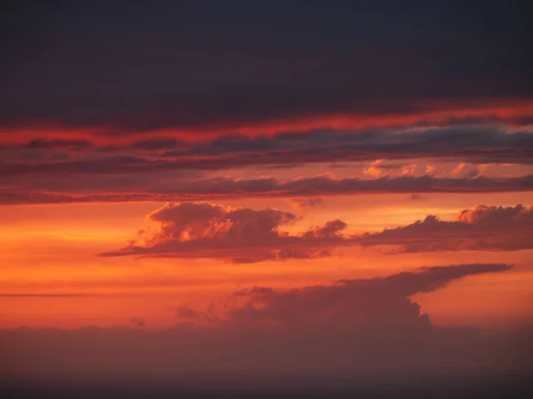 Nuvens Ardentes Bonitas Acima Horizonte Durante Pôr Sol — Fotografia de Stock