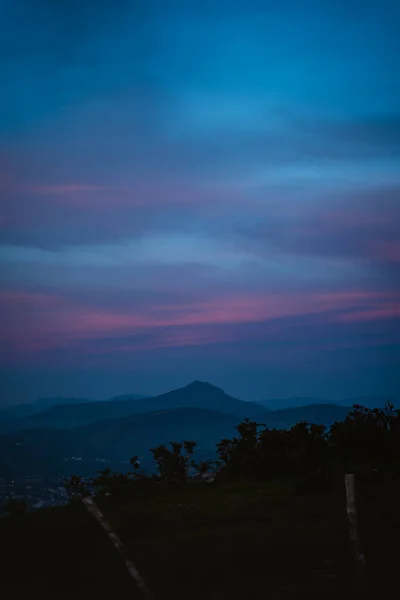 Gün Batımından Sonra Rhune Dağının Üzerinde Pembe Bulutlar — Stok fotoğraf