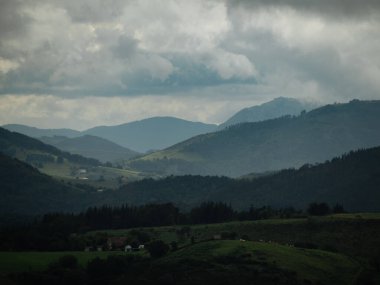 Bulutlu bir günde Bask ülkesinin tepeleri