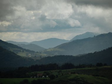 Bulutlu bir günde Bask ülkesinin tepeleri