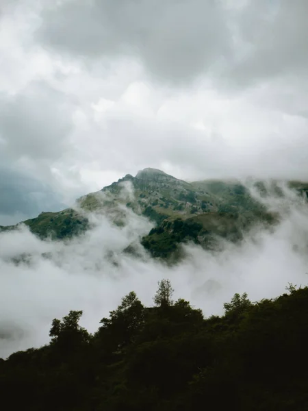 Montaña Asomándose Detrás Las Nubes Día Nublado — Foto de Stock
