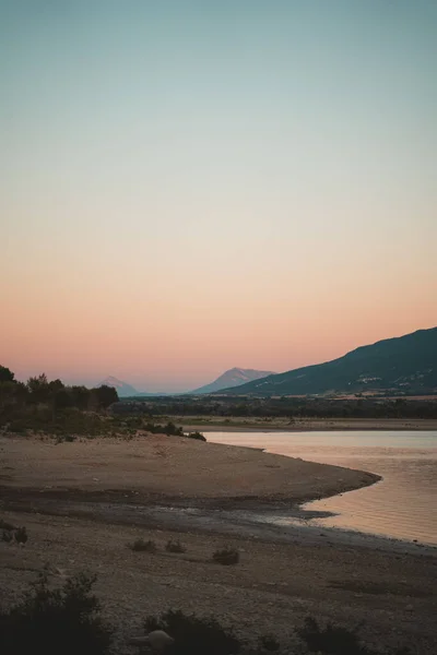 Günbatımı Kuzey İspanya 'da Yesa' da bataklık kıyılarında