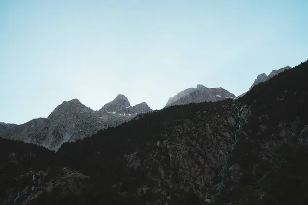 Feixes Luz Solar Entre Picos Altas Montanhas Nos Pirinéus — Fotografia de Stock